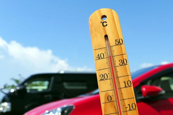 真夏日続々 エアコンが効いた車内も 危険 いま備えたい猛暑のクルマ熱中症対策 3選 ベストカーweb 自動車情報サイト 新車 中古車 Carview
