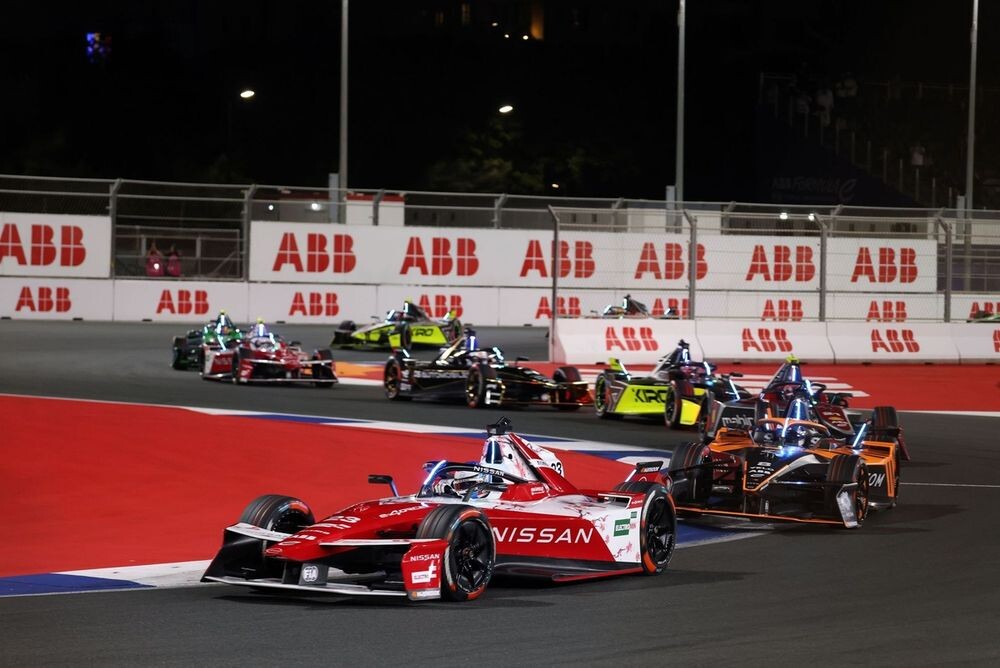 まさに圧勝。日産のローランドが大差をつけて今季2勝目！：フォーミュラEジェッダE-Prixレース2