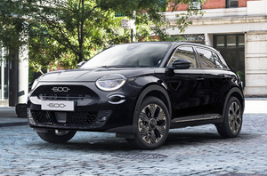 ブラックのボディカラーでシックにキメたフィアット600ハイブリッドの限定モデルが日本上陸