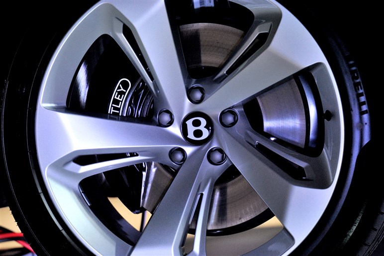 ベントレーのラグジュアリーSUV、ベンテイガを初披露。価格は2695万円