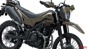 旅する4スト！ カワサキ新型モデル「KLX230 DF」登場、シェルパに後輪チューブレスやエンジンガード、リヤキャリアを追加