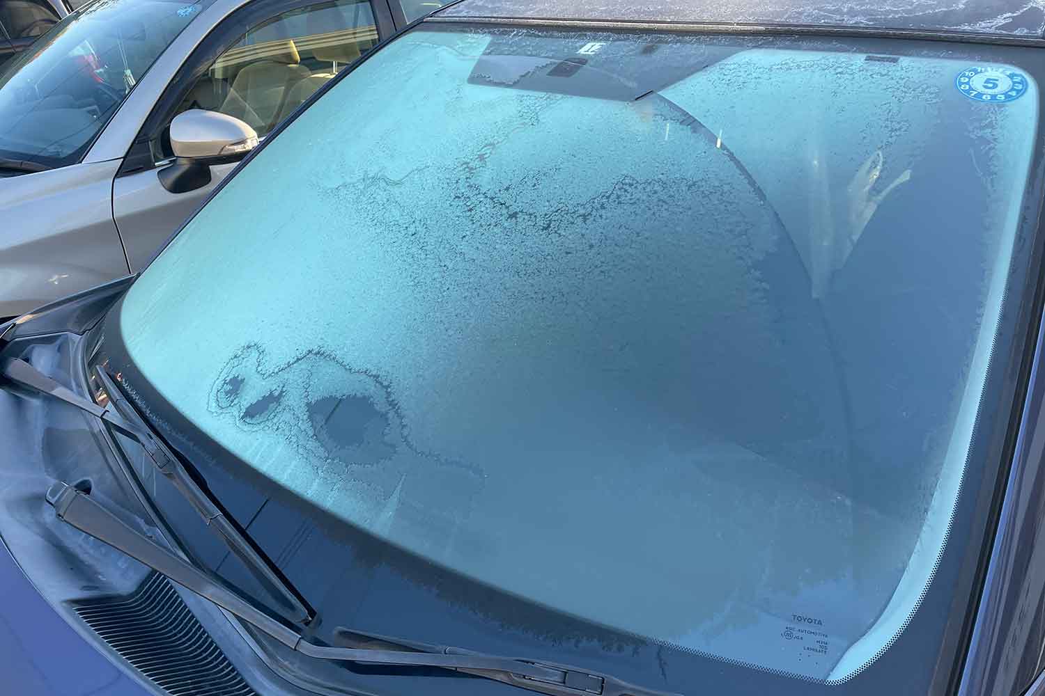 多くのドライバーを悩ませる「フロントガラスの曇り」　一番の原因は「ガラスの汚れ」だった！