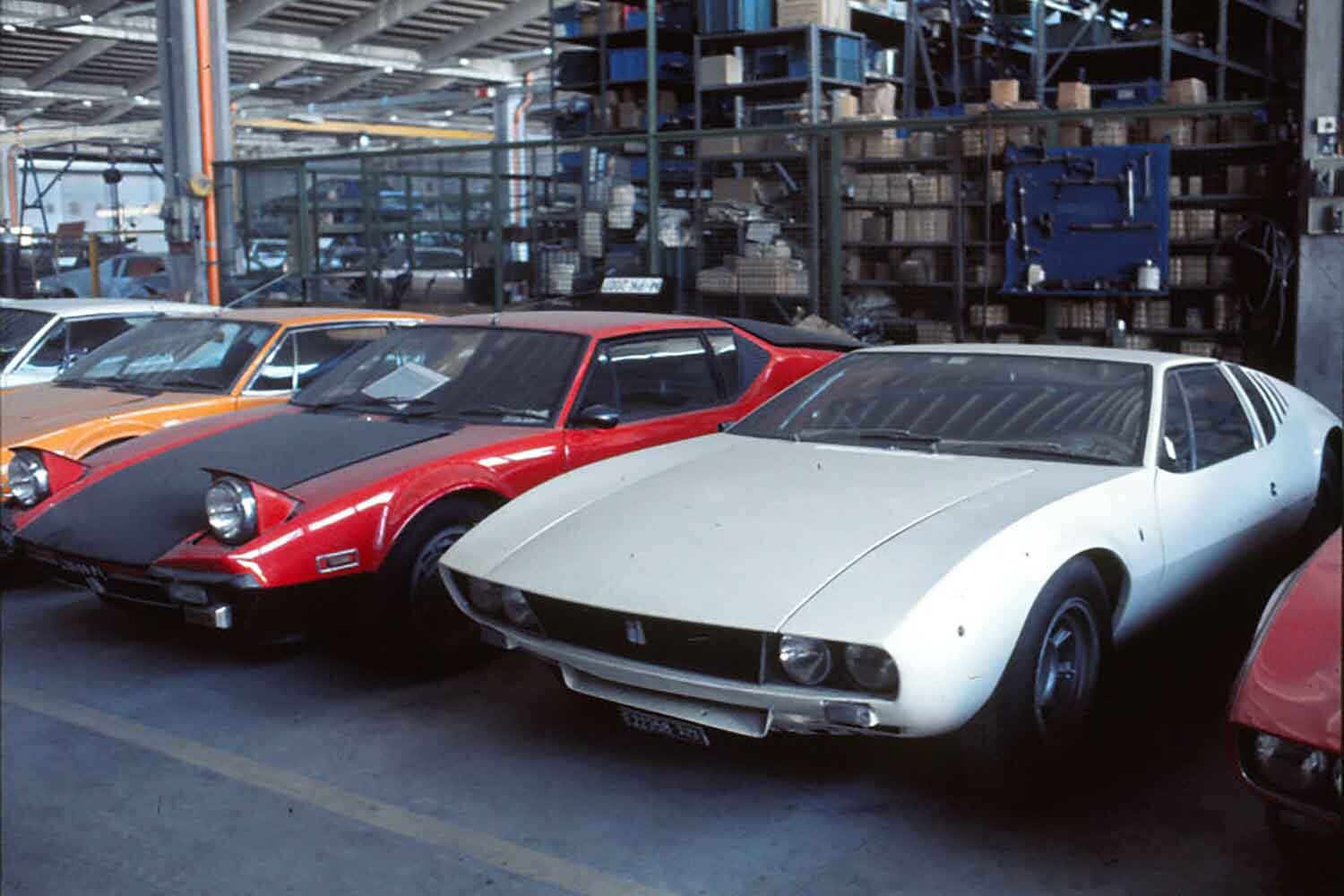 デ・トマソ工場からの帰路で体験した衝撃事実！初観のクルマを元F1ドライバーがドライブ