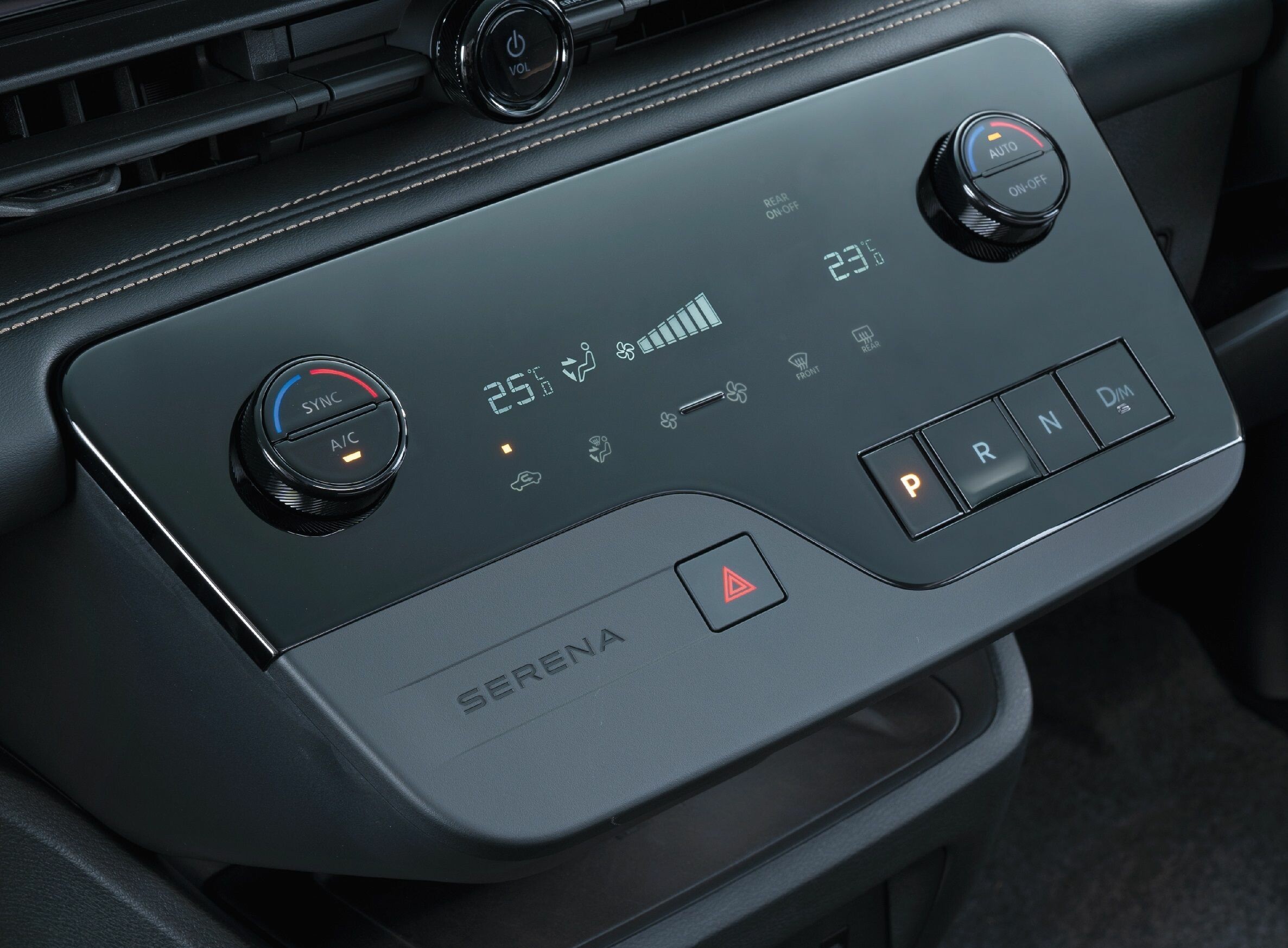 新型「セレナ」にスイッチ式シフトを日産車で初採用　こだわりの横並びボタンの操作しやすさは