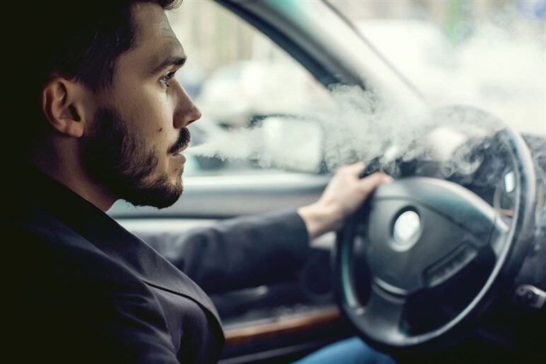 クルマ好き男性にそっと教えてあげたい。同乗女性からの“格付け”をガタ落ちさせる「ヤバい仕草」4選