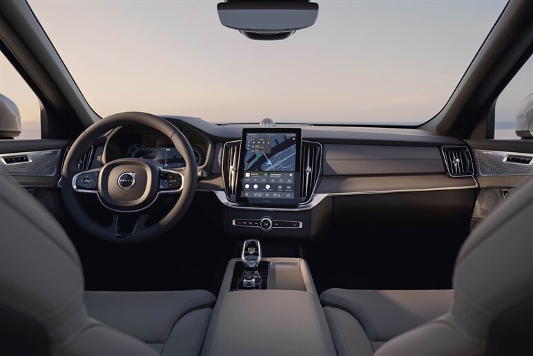 【BEV戦略は撤回】ボルボの頂点「XC90」が末期でも大幅改良の背景。BEVより注目度も高そう