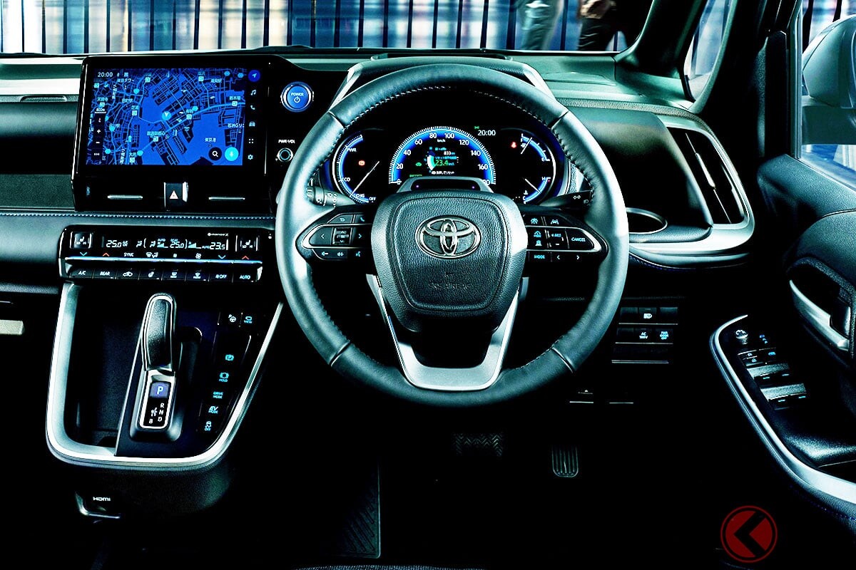 約325万円！ トヨタ「“新”ヴォクシー」登場で“注文殺到”状態に！ 全長4.7m“ちょうどイイサイズ”×「精悍2段ライト」採用の「3列ミニバンの“大定番”」初の改良！ すでに長納期に？