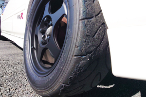 一般道の道路脇には見かけないのにサーキットは「黒いカス」だらけ！　なぜサーキットだけタイヤカスが発生するのか？