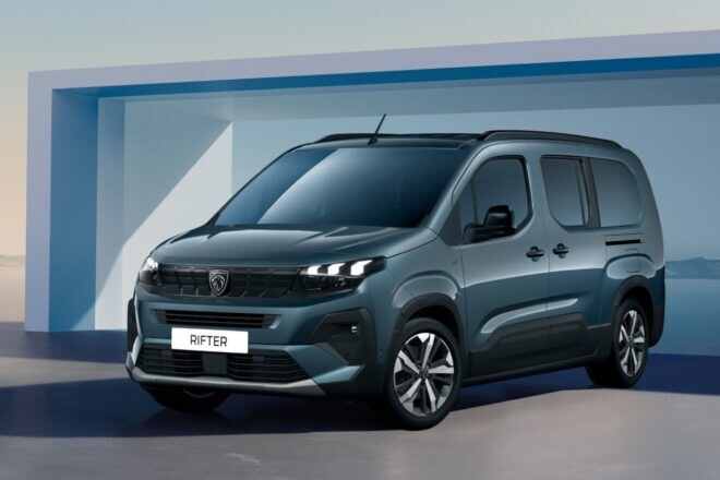 プジョー、人気MPV『リフター』の3列版に鮮やかな色彩の限定車“Kiama Blue Edition”を設定