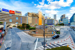 新宿駅西口が激変！ついに「車両通り抜け不可」に “人中心の空間づくり”が実行段階へ