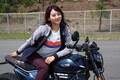 その佇まいは「さりげドゥカティ」?? 初めての輸入車、大型バイクにも最適な「スクランブラー・ナイトシフト」にアクティブバイク女子の指出瑞貴が挑戦!! イケメン度は星3つ!!
