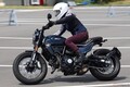 その佇まいは「さりげドゥカティ」?? 初めての輸入車、大型バイクにも最適な「スクランブラー・ナイトシフト」にアクティブバイク女子の指出瑞貴が挑戦!! イケメン度は星3つ!!