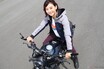 その佇まいは「さりげドゥカティ」?? 初めての輸入車、大型バイクにも最適な「スクランブラー・ナイトシフト」にアクティブバイク女子の指出瑞貴が挑戦!! イケメン度は星3つ!!