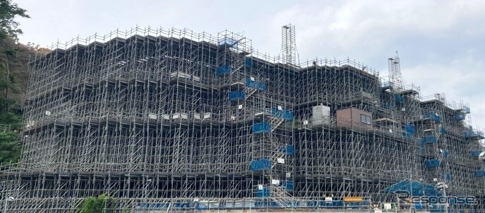 高速道路直上70mの岩塊、異例の掘削作業…上信越道・北野牧工事の見学