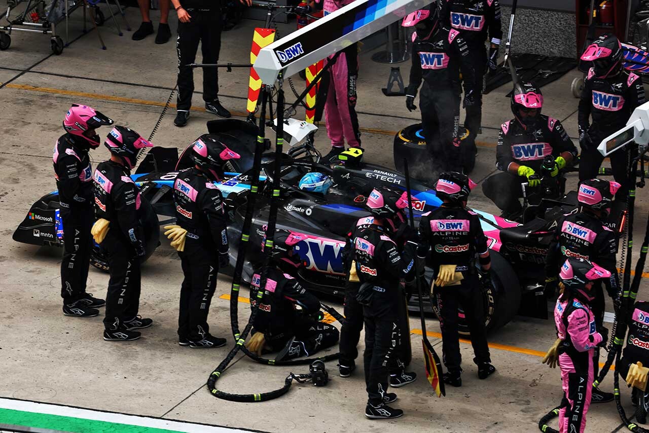 タイヤ装着前に信号が変わるミスが発生、クルーは転倒。ガスリーはピットストップの改善を誓う／F1第5戦