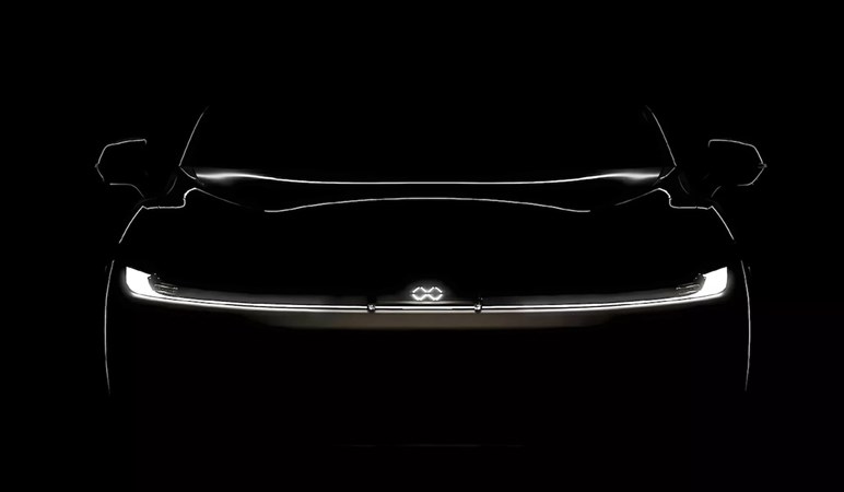 【自信満々】RAV4やモデルYに真っ向勝負宣言。米新興メーカーの新型「FX4」のティザーイメージ公開