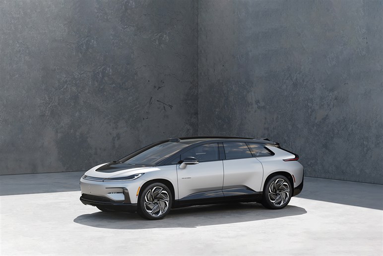 【自信満々】RAV4やモデルYに真っ向勝負宣言。米新興メーカーの新型「FX4」のティザーイメージ公開