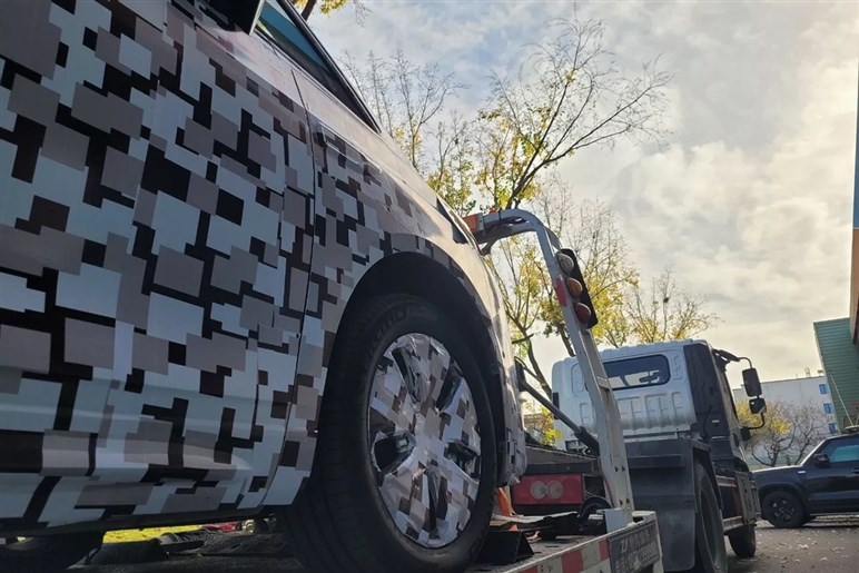 【自信満々】RAV4やモデルYに真っ向勝負宣言。米新興メーカーの新型「FX4」のティザーイメージ公開