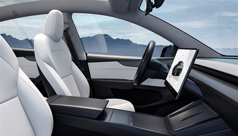 【自信満々】RAV4やモデルYに真っ向勝負宣言。米新興メーカーの新型「FX4」のティザーイメージ公開