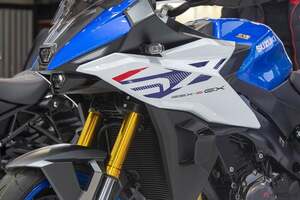 クロスオーバーモデルにも“羽”の時代が到来!? スズキ「GSX-S1000GX」のウイングレット付き新型車を公開【EICMA2025】