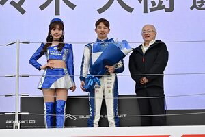 スーパーGT参戦100戦を達成したグレイデッドドライバーとして佐々木大樹が表彰される