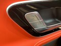 メルセデス・ベンツ独自の安全なドアロックとグリップ形状のドアハンドル