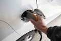 EVの急速充電器「50kWと150kW」だと同じ時間の充電量がまったく違う！　時間で料金を支払うなら充電器本体に出力を明記すべきじゃない？