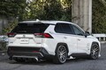 アーバンなSUVカスタムのお手本的存在。RAV4の標準車は街中に馴染む上質でスポーティなカスタムが似合う