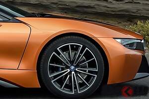 1.5リッターエンジン搭載で「370馬力超え」！ 斬新「“4WD”スポーツカー」に反響多数！ 「存在感がある」軽量ボディに「最高傑作だ」の声も！ メーカー初「画期的ドア」が目を惹くBMW「i8」に注目！