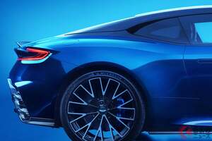 4リッターV8エンジンで「700馬力」！ 新型「“4人乗り”スポーツカー」初公開！ 流麗フォルムに斬新「4本出しマフラー」がスゴイ！ アストンマーティン新型「DB12 S」英国で発表