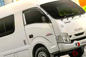全長4.5mで12人乗り！ いすゞの“新”「コンパクトモデル」発表！ 80馬力エンジン×5速MTの「TRAGA BUS」尼国に登場