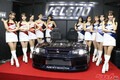 圧巻の美人コンパニオンがずらり!!　「VELENO & Garage力」「SHIBATIRE」ブースが大盛り上がり【東京オートサロン2024】
