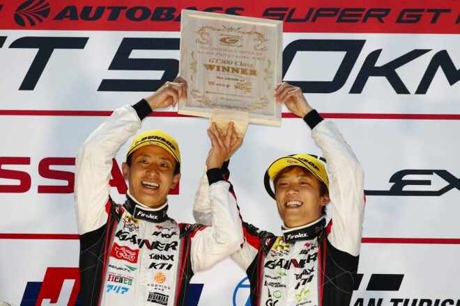 最終周に激闘演じたGAINER安田裕信「平中選手の頑張りが勝因。僕はうまく抑えきっただけ」／GT300優勝会見