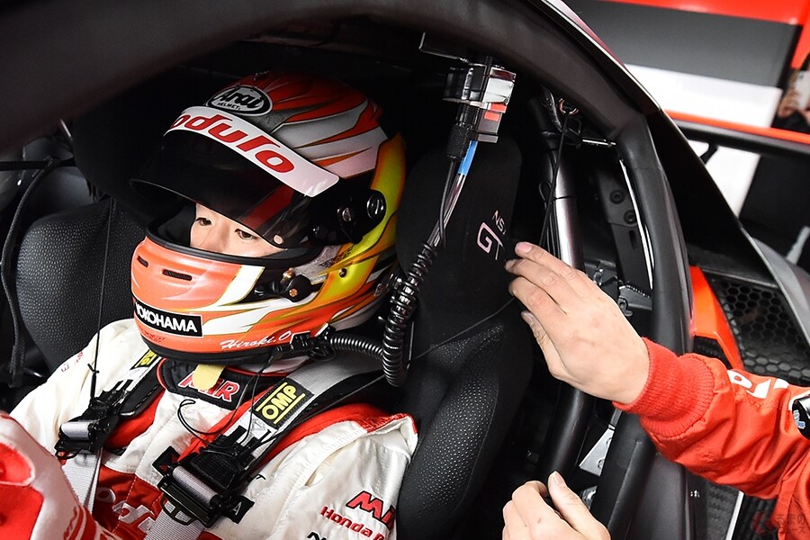 レースマシンにドリンク装置？　ヘルメットの下で必死の水分補給　暑さと闘う過酷なレースの裏側