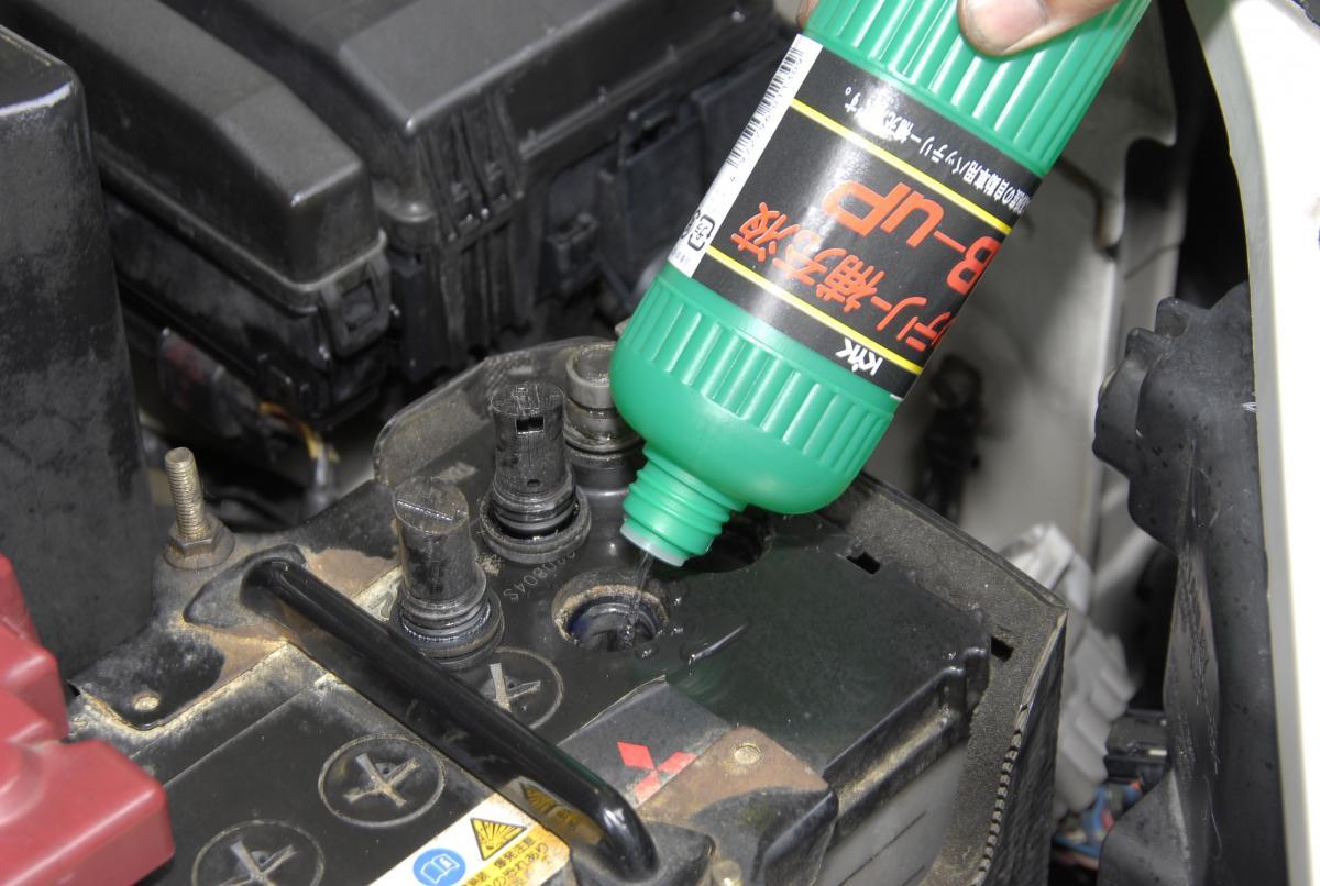 液の補充は必要なし 最近クルマのバッテリーに ６つの穴 が開いていない理由 Web Cartop 自動車情報サイト 新車 中古車 Carview