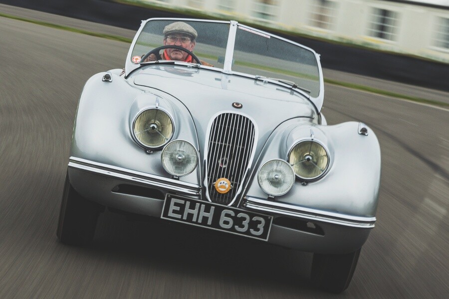 日本限定 思わず本能的になる ジャガーXK120 戦後のスポーツカーを牽引 靴