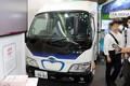日野自動車の「新型EVトラック」が“隠れ有能車”すぎる件 実は「物流業界の課題」解決にもドンズバな理由とは