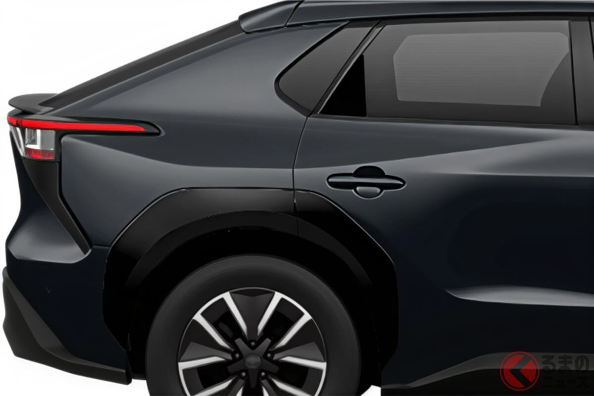 トヨタ新型「“5人乗り”ミドルSUV」発売！ 旧型から「70万円値下げ」＆今なら「90万円オトク」！ 全長4.6mボディの“内外装デザイン大刷新”！ “10年保証”もあるシンプル仕様の「bZ4X」最安モデルとは？