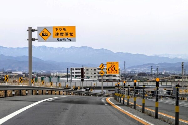 下り坂で「ブウゥゥン！」めちゃくちゃ強いエンジンブレーキ 問題は？ ミッションや車軸への影響あるのか