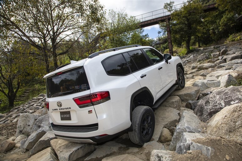 ランドクルーザー300オフロード試乗 世界初採用の「E-KDSS」を全グレードに設定してほしい