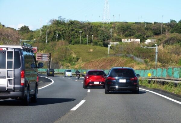 煽ってます‥‥？ 「車間距離ビタビタ」の後続車いったいなぜ？ 運転者の心理とは