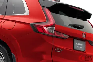3年ぶりに復活！ ホンダ新型「四駆SUV」の“スポーティ仕様”初公開！ 「専用ブラック仕立て」の精悍デザイン採用！ ホンダSUV初の機能も搭載した「CR-V」のアーバンプレミアム発表！