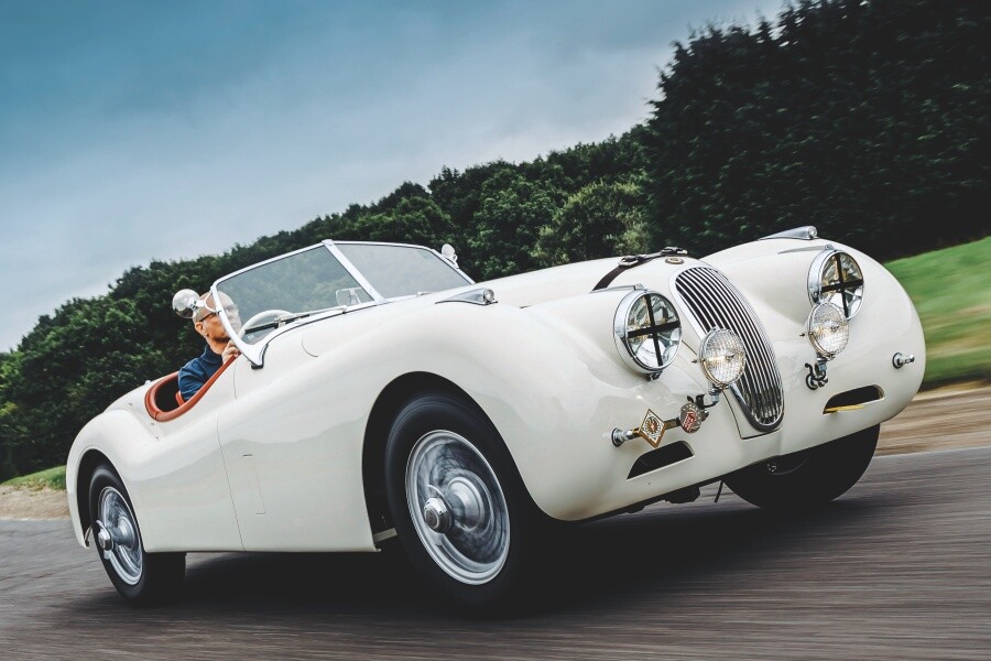 時代の最高速モデル　1940年代　ジャガーXK120　ベルギーの高速道路で213.4km/h