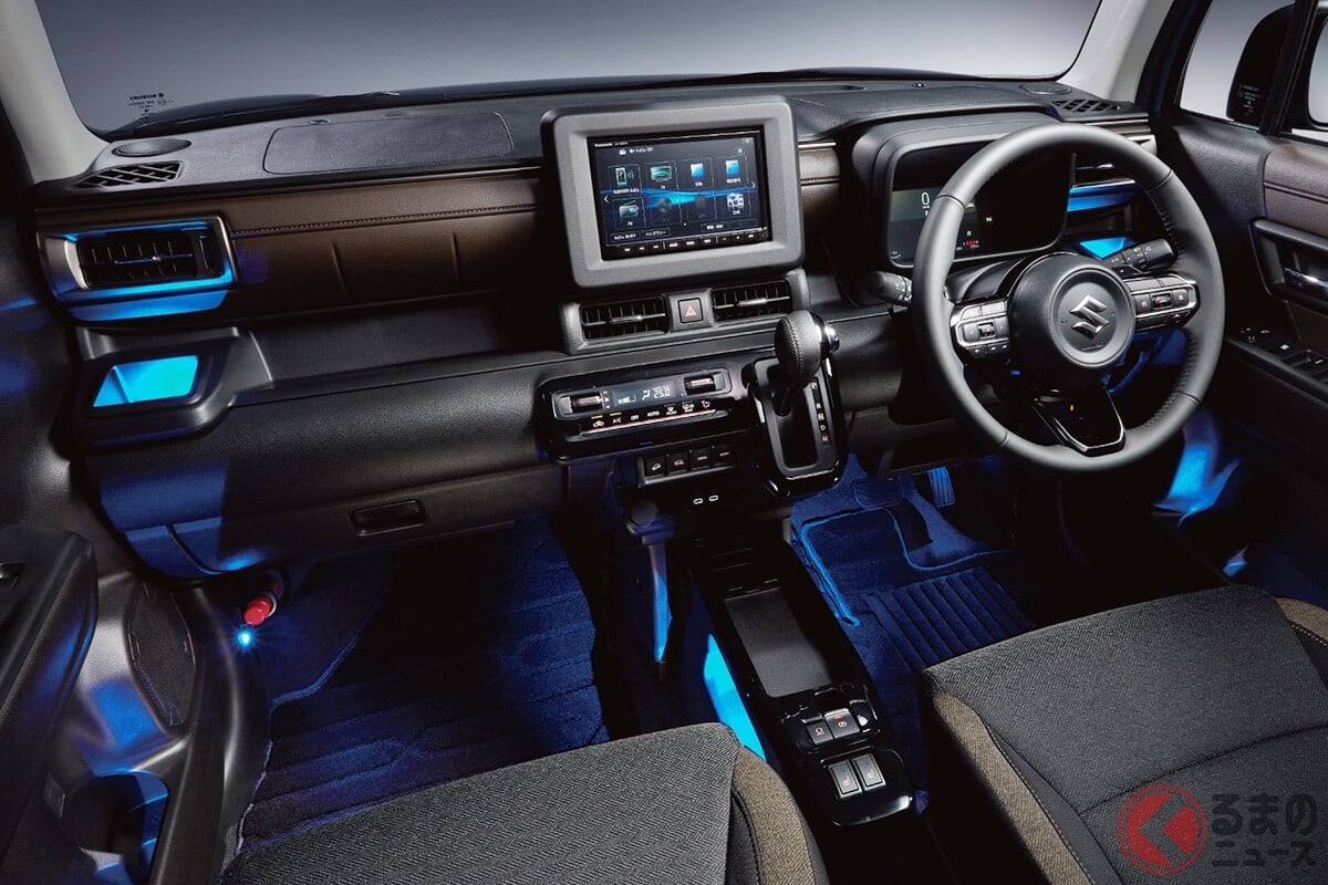 スズキ「新型コンパクトSUV」登場！ デザイン刷新×新パワトレ搭載で走りも進化！ めちゃ青く光るフロアイルミがスゴい！ 「新型クロスビー」の斬新インテリアとは！