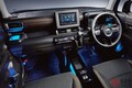 スズキ「新型コンパクトSUV」登場！ デザイン刷新×新パワトレ搭載で走りも進化！ めちゃ青く光るフロアイルミがスゴい！ 「新型クロスビー」の斬新インテリアとは！