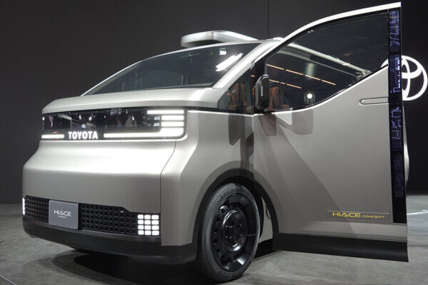 「ハイエースは変わらなければならない」 挑戦の途中の“ハイエースコンセプト”JMSで披露 もはや「走る部屋」だぞコレ