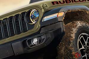 2リッターターボ搭載で「272馬力」！ 新「“四駆”SUV」発表！ 全長4.3m級のショートボディに「レトロ」顔＆特別な「グリーン」採用！ “2ドア”仕様のジープ「ラングラー ルビコン」登場