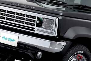めちゃ“アメ車風”のスズキ「ジムニー“5ドア”」発表！ 超レトロな「メッキグリル＆角目2灯」採用！ 「ノマド」専用の旧車カスタム「Cal’s Motor Beas＋L」374万円から！