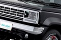 めちゃ“アメ車風”のスズキ「ジムニー“5ドア”」発表！ 超レトロな「メッキグリル＆角目2灯」採用！ 「ノマド」専用の旧車カスタム「Cal’s Motor Beas＋L」374万円から！