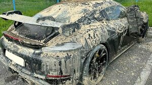 【ケイマン救出作戦！】果たして洪水で水没したこの「ポルシェ ケイマン GT4 RS」は再生できるのか・・・？